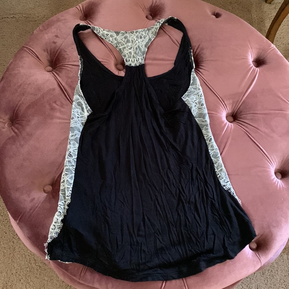 Guess Tank! Size Small! 🖤🤍 - Picture 3 of 4